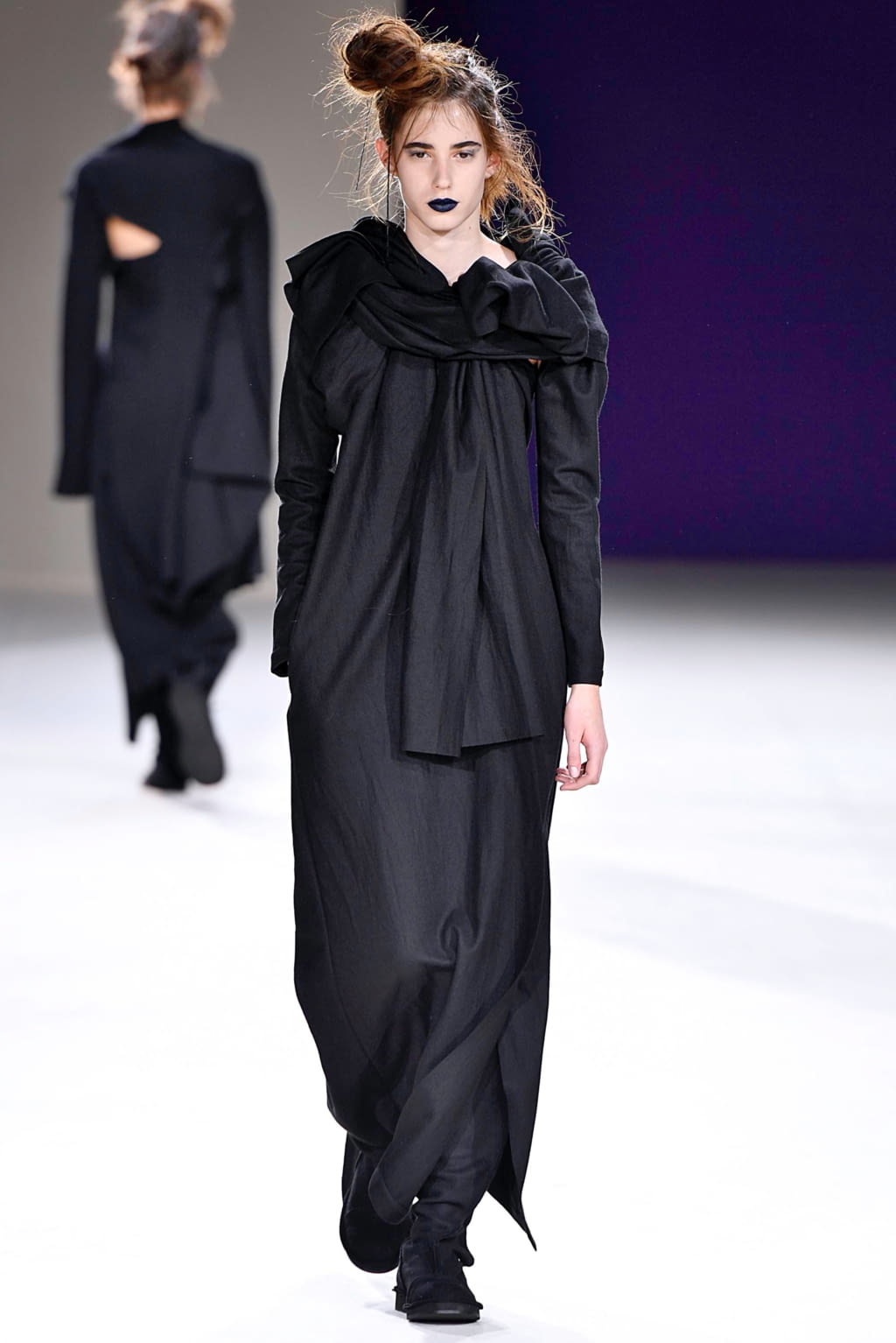 Fashion Week Paris Fall/Winter 2019 look 10 de la collection Yohji Yamamoto womenswear