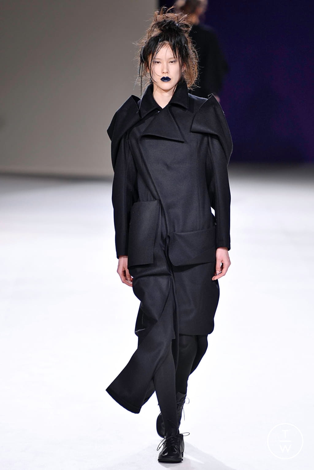 Fashion Week Paris Fall/Winter 2019 look 17 de la collection Yohji Yamamoto womenswear