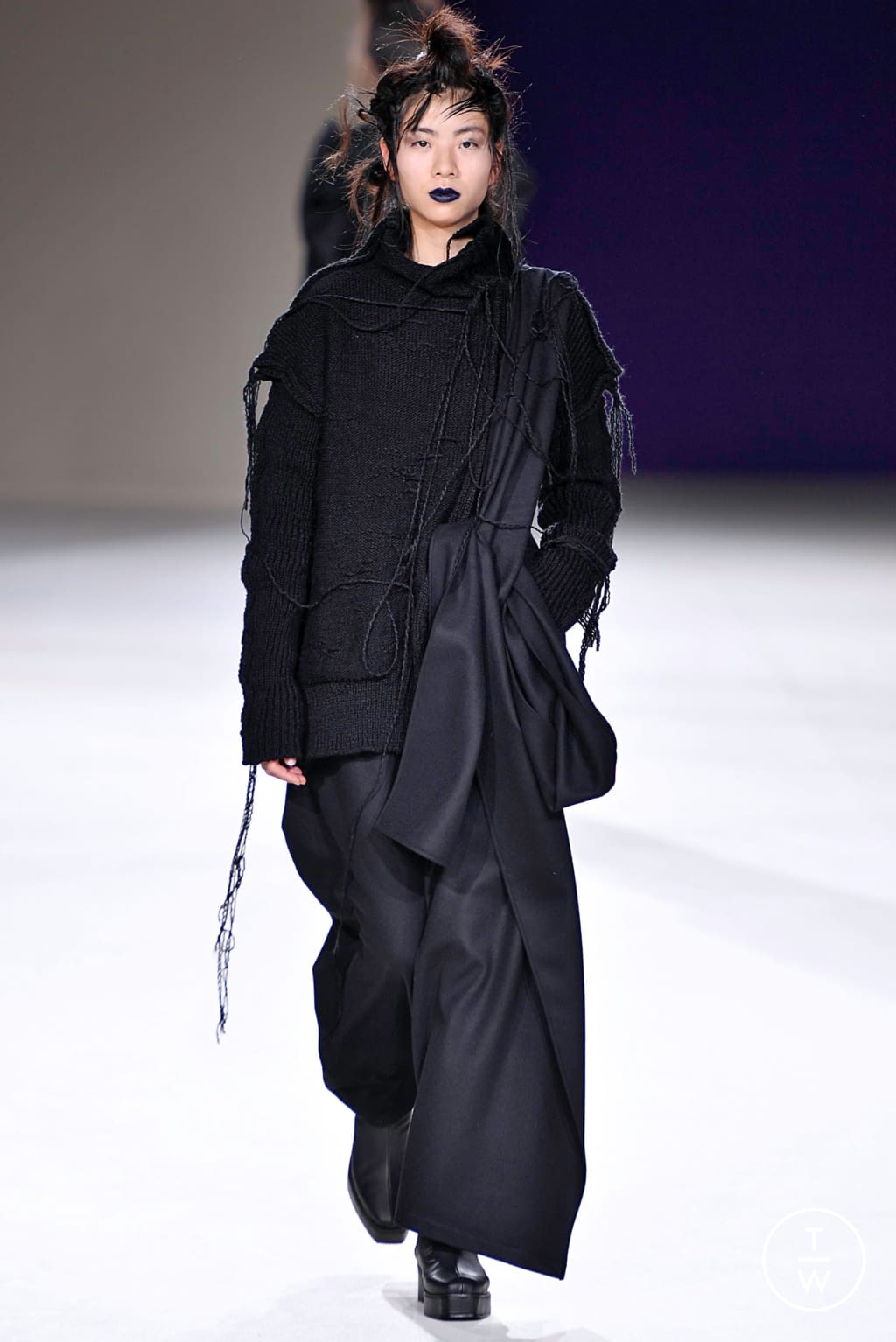 Fashion Week Paris Fall/Winter 2019 look 18 from the Yohji Yamamoto collection womenswear