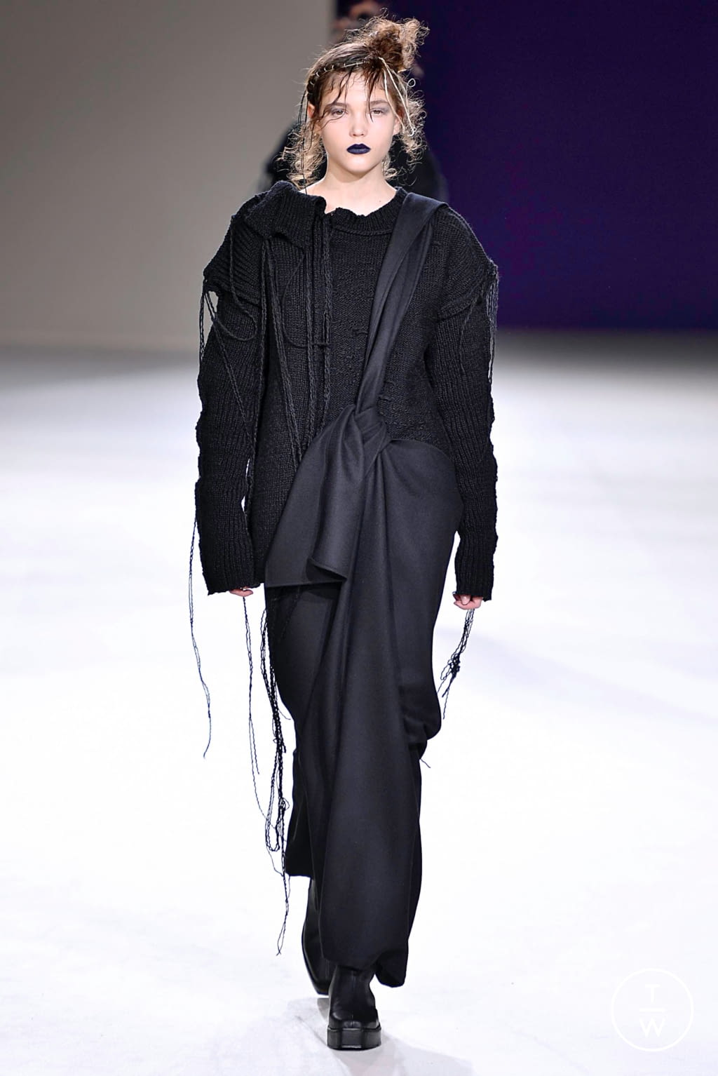Fashion Week Paris Fall/Winter 2019 look 19 from the Yohji Yamamoto collection womenswear