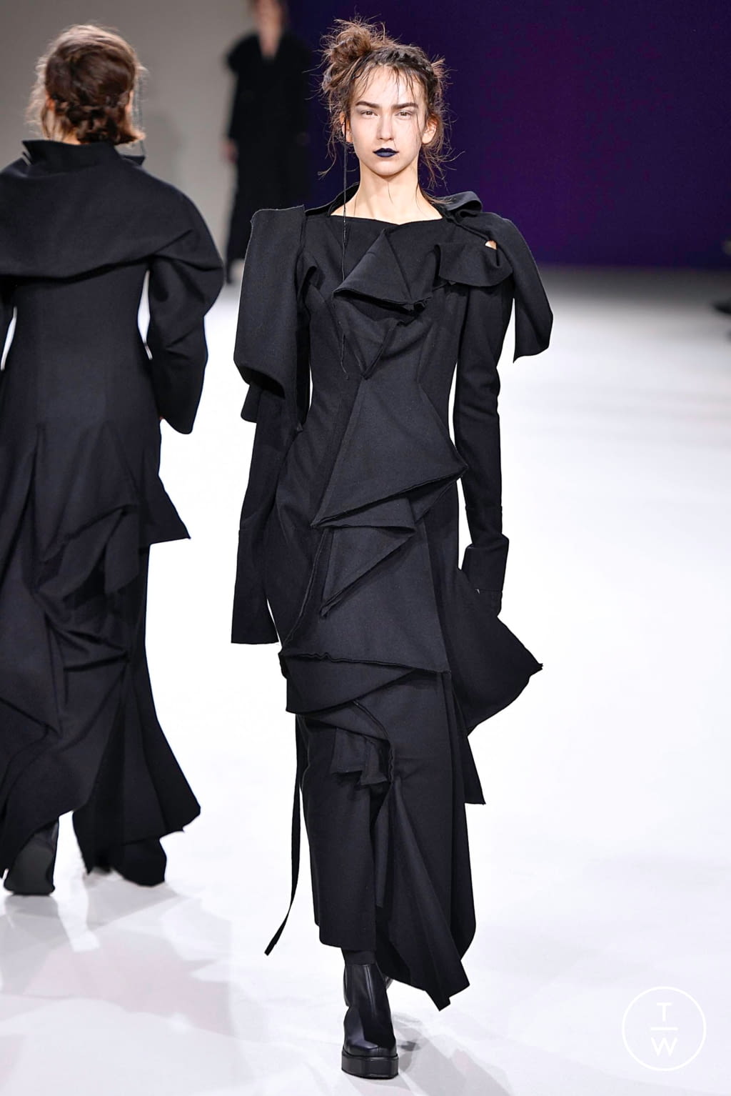 Fashion Week Paris Fall/Winter 2019 look 22 de la collection Yohji Yamamoto womenswear