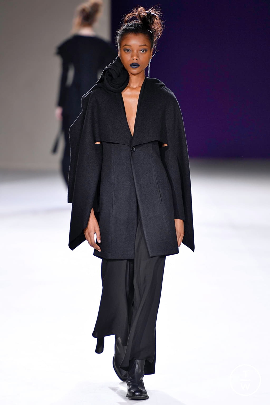 Fashion Week Paris Fall/Winter 2019 look 24 from the Yohji Yamamoto collection womenswear