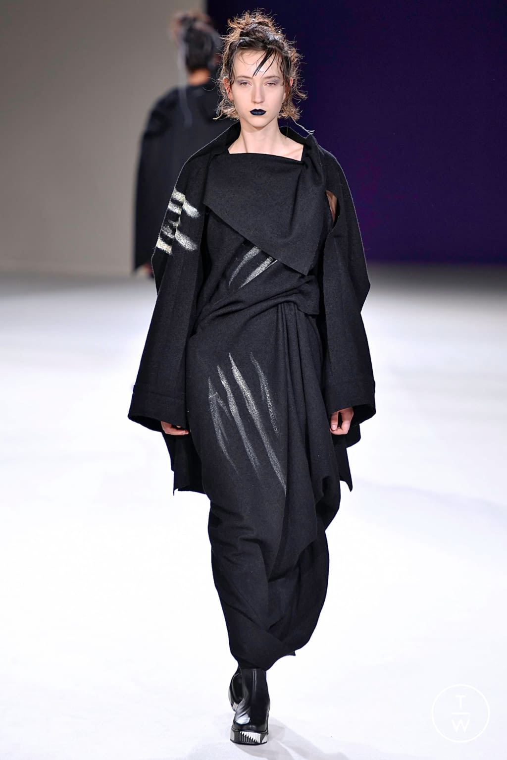 Fashion Week Paris Fall/Winter 2019 look 25 from the Yohji Yamamoto collection womenswear