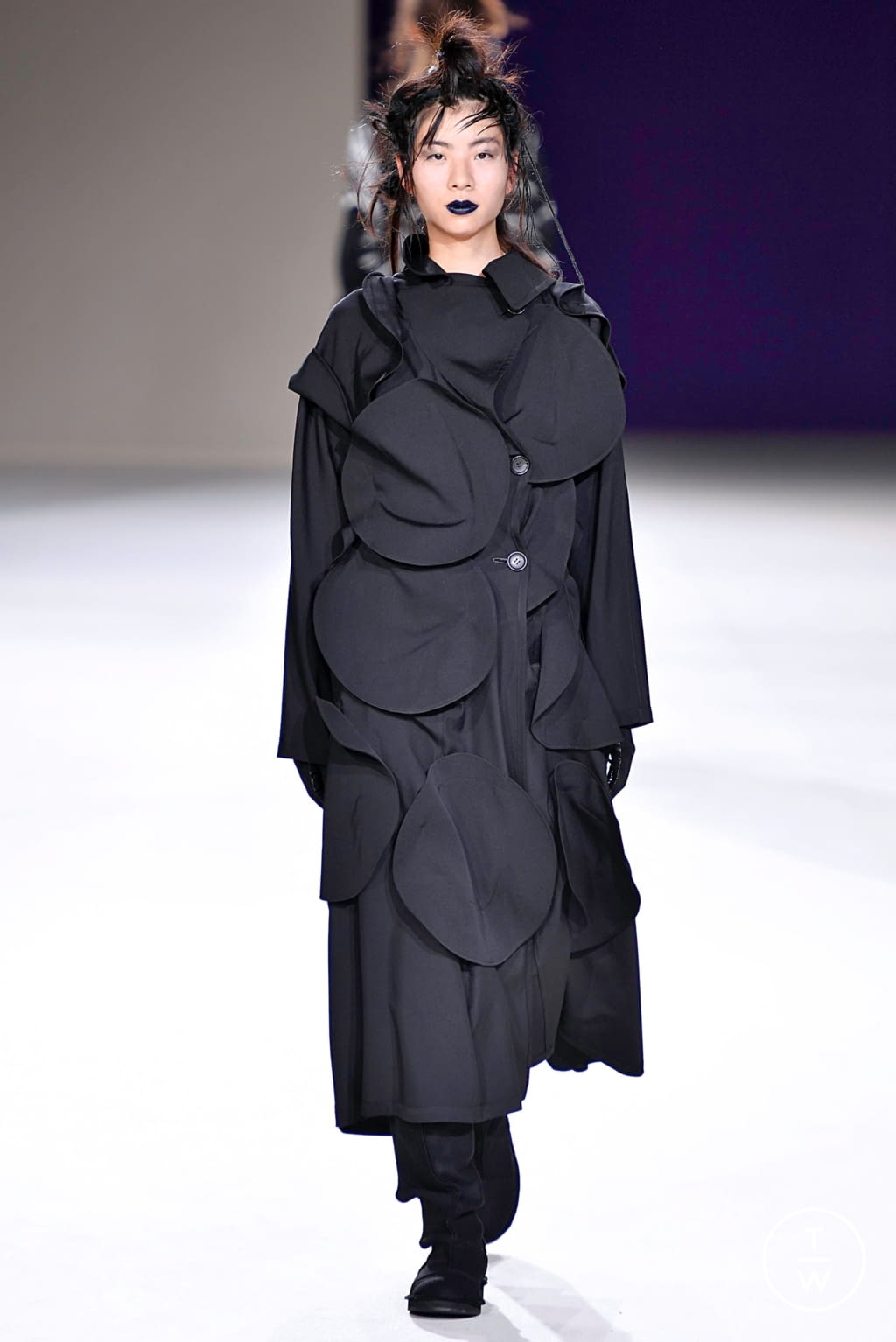 Fashion Week Paris Fall/Winter 2019 look 35 from the Yohji Yamamoto collection womenswear