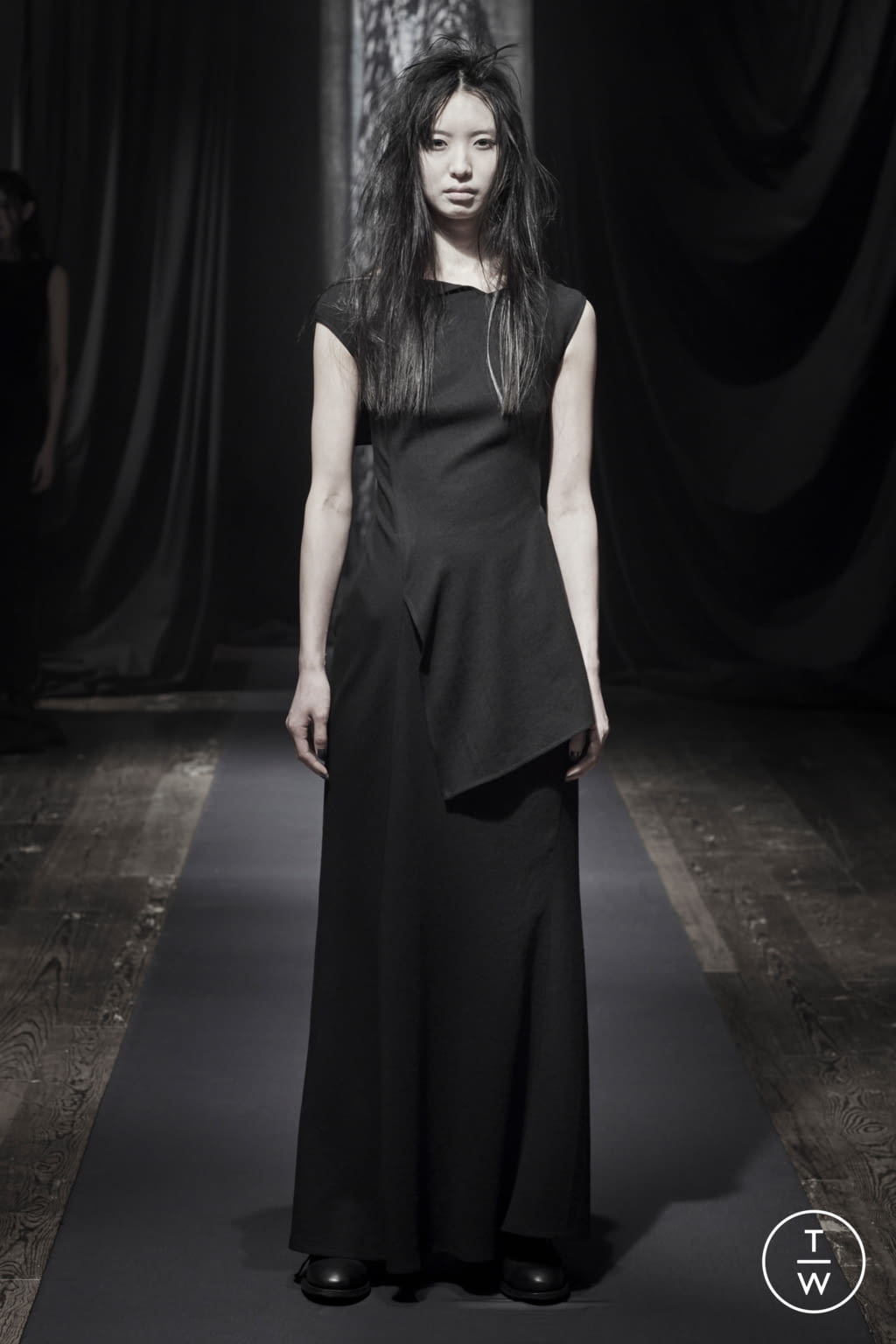 Fashion Week Paris Fall/Winter 2021 look 1 de la collection Yohji Yamamoto womenswear