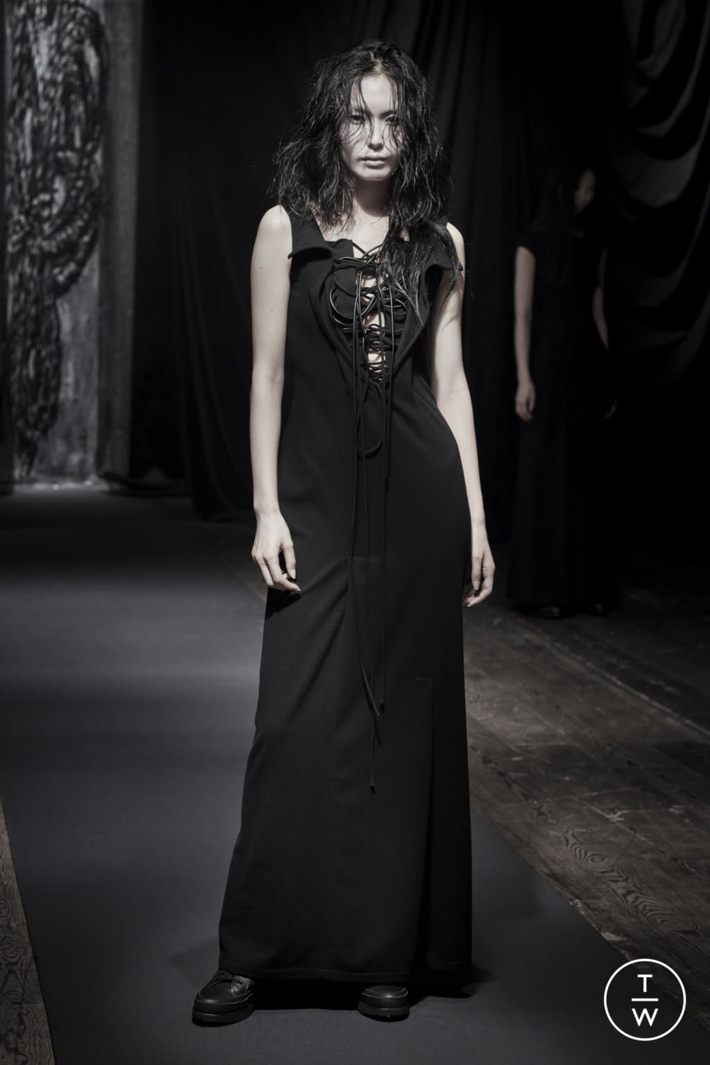 Fashion Week Paris Fall/Winter 2021 look 2 de la collection Yohji Yamamoto womenswear