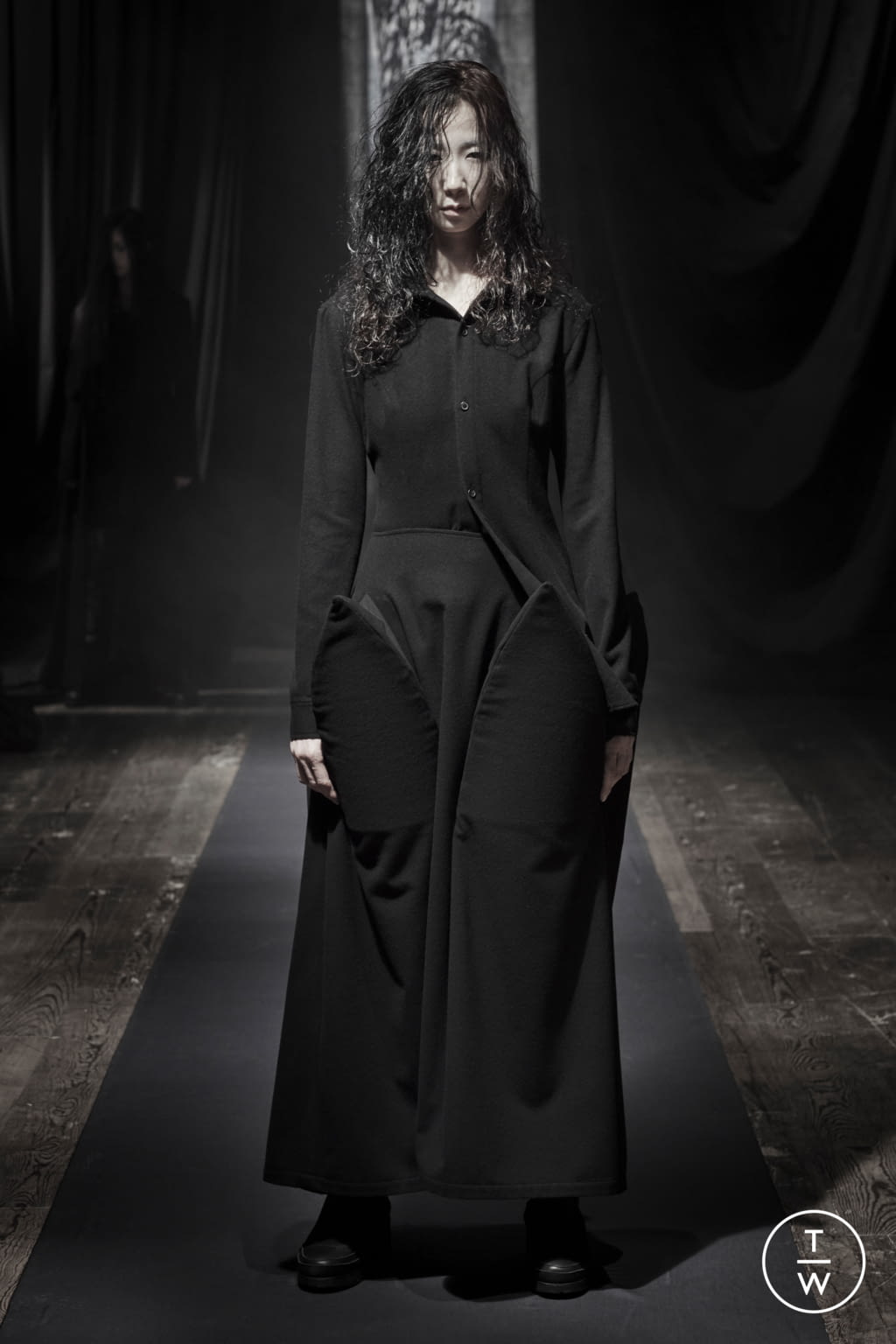 Fashion Week Paris Fall/Winter 2021 look 5 from the Yohji Yamamoto collection womenswear