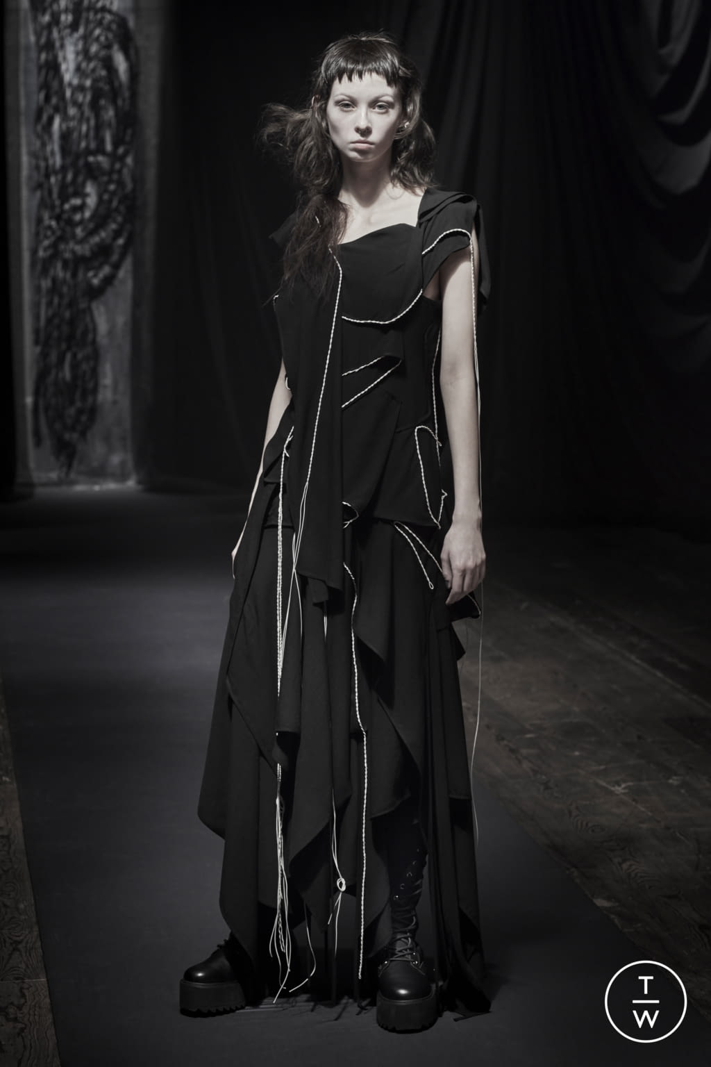 Fashion Week Paris Fall/Winter 2021 look 7 de la collection Yohji Yamamoto womenswear