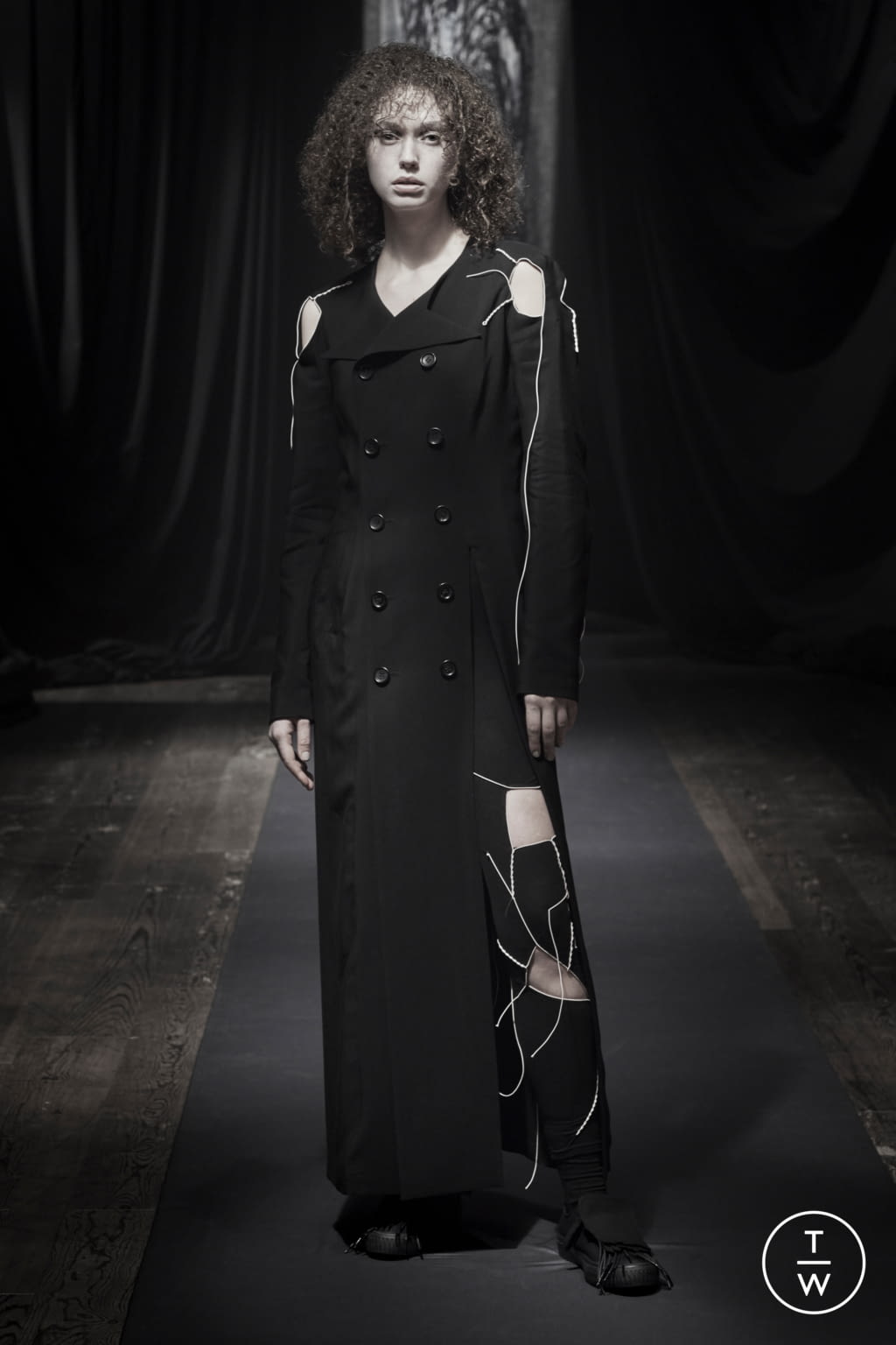 Fashion Week Paris Fall/Winter 2021 look 9 from the Yohji Yamamoto collection womenswear