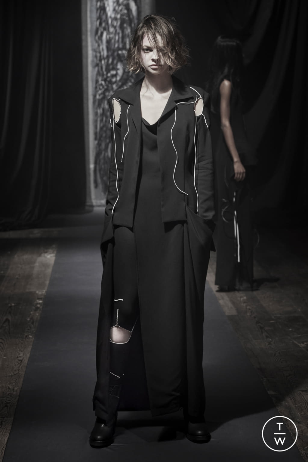 Fashion Week Paris Fall/Winter 2021 look 10 de la collection Yohji Yamamoto womenswear