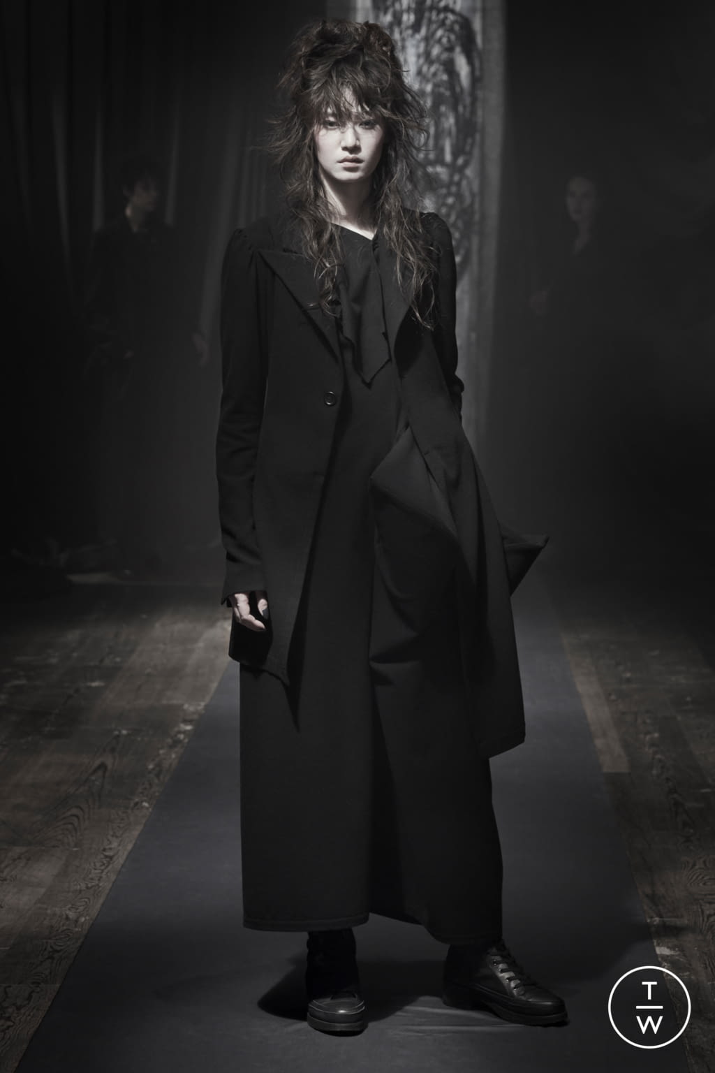 Fashion Week Paris Fall/Winter 2021 look 15 de la collection Yohji Yamamoto womenswear