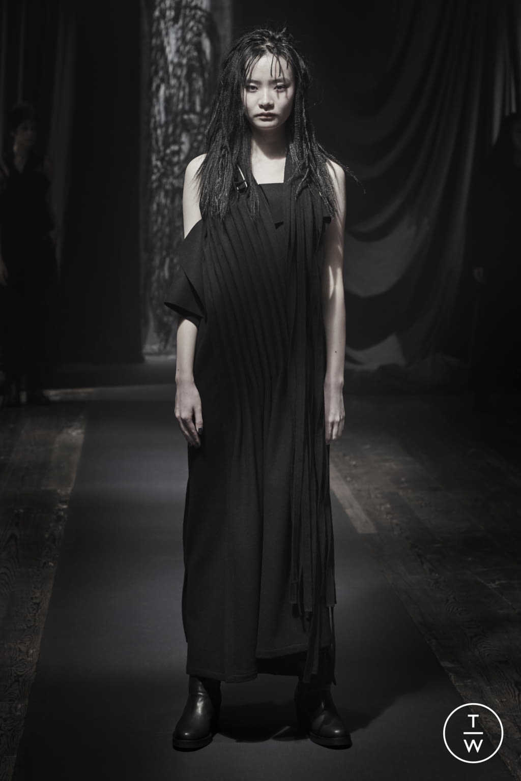 Fashion Week Paris Fall/Winter 2021 look 20 de la collection Yohji Yamamoto womenswear