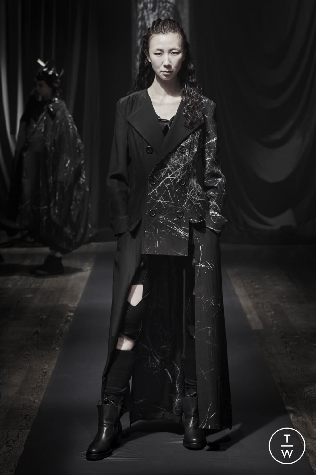 Fashion Week Paris Fall/Winter 2021 look 23 de la collection Yohji Yamamoto womenswear