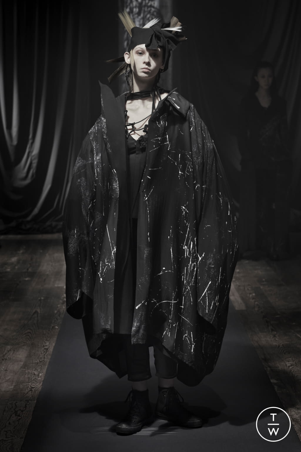 Fashion Week Paris Fall/Winter 2021 look 24 de la collection Yohji Yamamoto womenswear