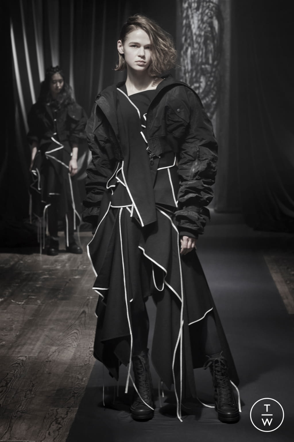 Fashion Week Paris Fall/Winter 2021 look 26 de la collection Yohji Yamamoto womenswear