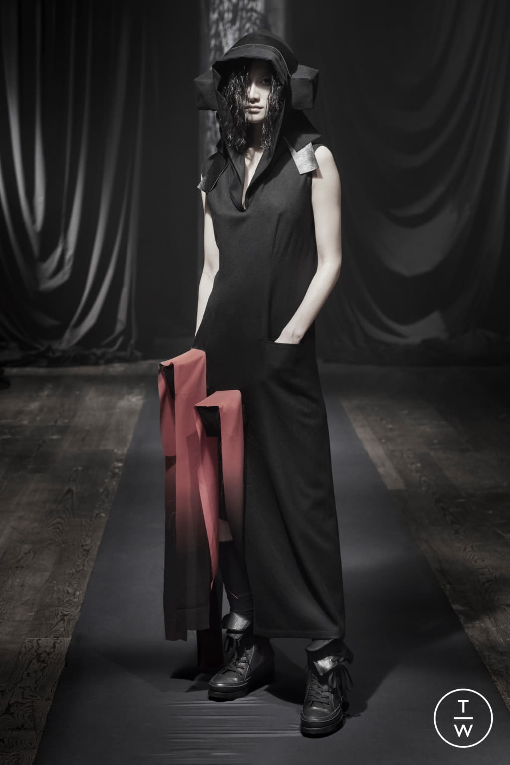 Fashion Week Paris Fall/Winter 2021 look 27 de la collection Yohji Yamamoto womenswear