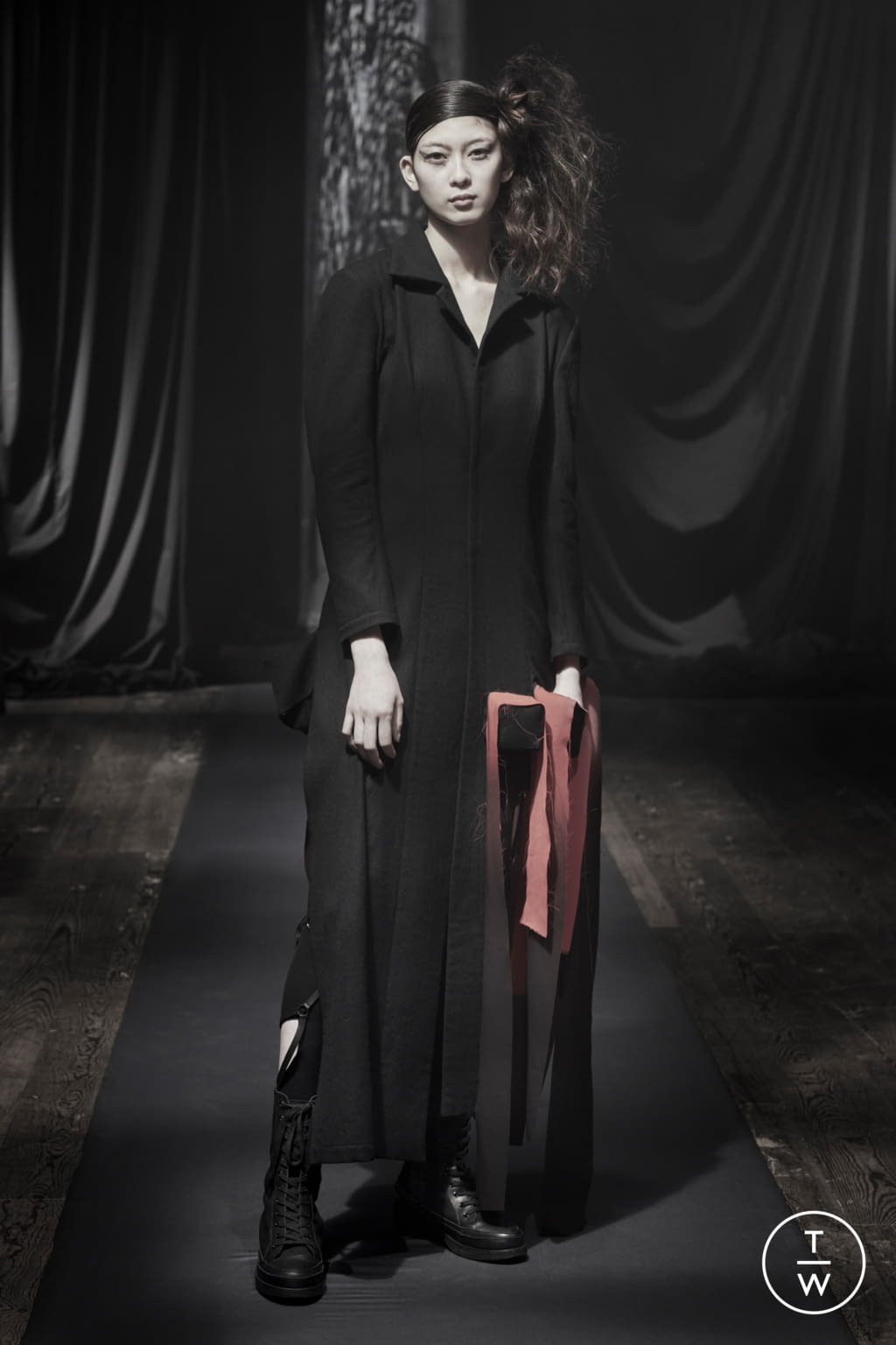 Fashion Week Paris Fall/Winter 2021 look 28 de la collection Yohji Yamamoto womenswear