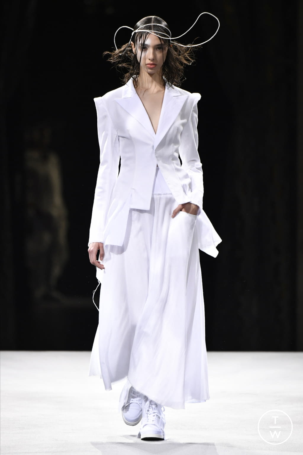 Fashion Week Paris Fall/Winter 2022 look 13 from the Yohji Yamamoto collection womenswear