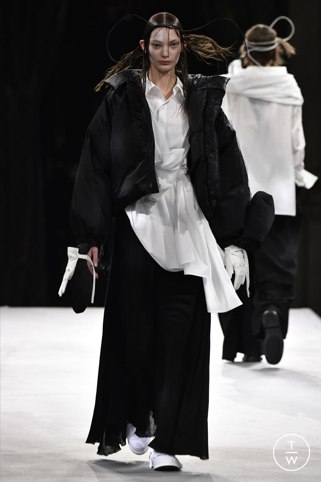 Fashion Week Paris Fall/Winter 2022 look 24 from the Yohji Yamamoto collection womenswear