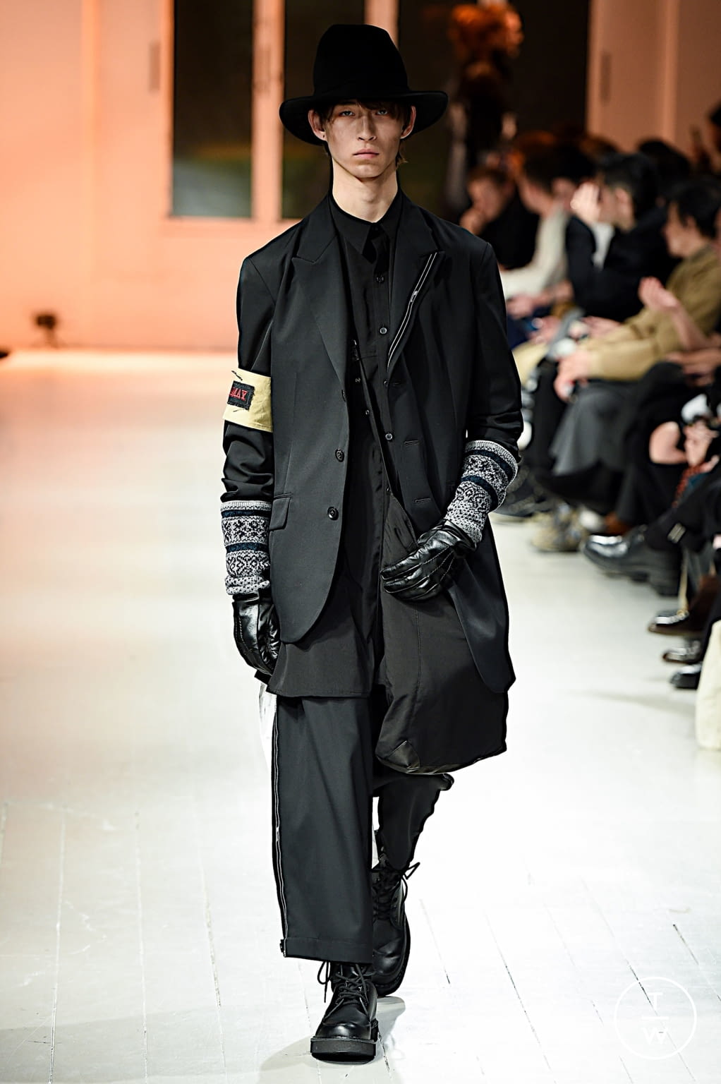 Fashion Week Paris Fall/Winter 2020 look 35 from the Yohji Yamamoto collection menswear