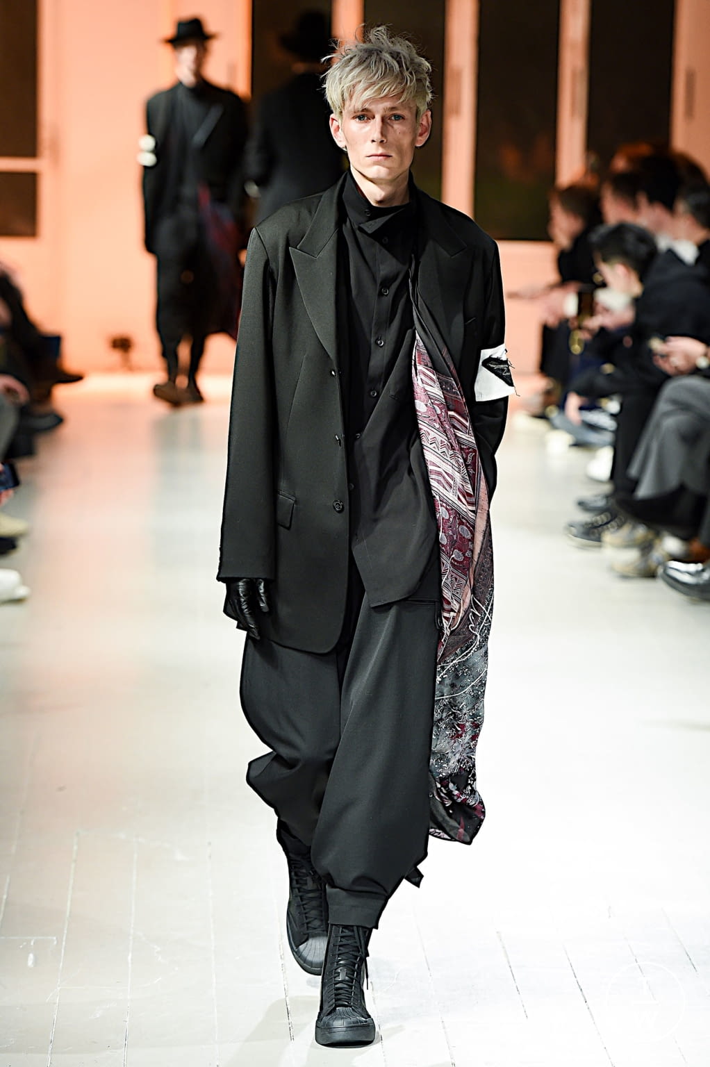 Fashion Week Paris Fall/Winter 2020 look 36 de la collection Yohji Yamamoto menswear