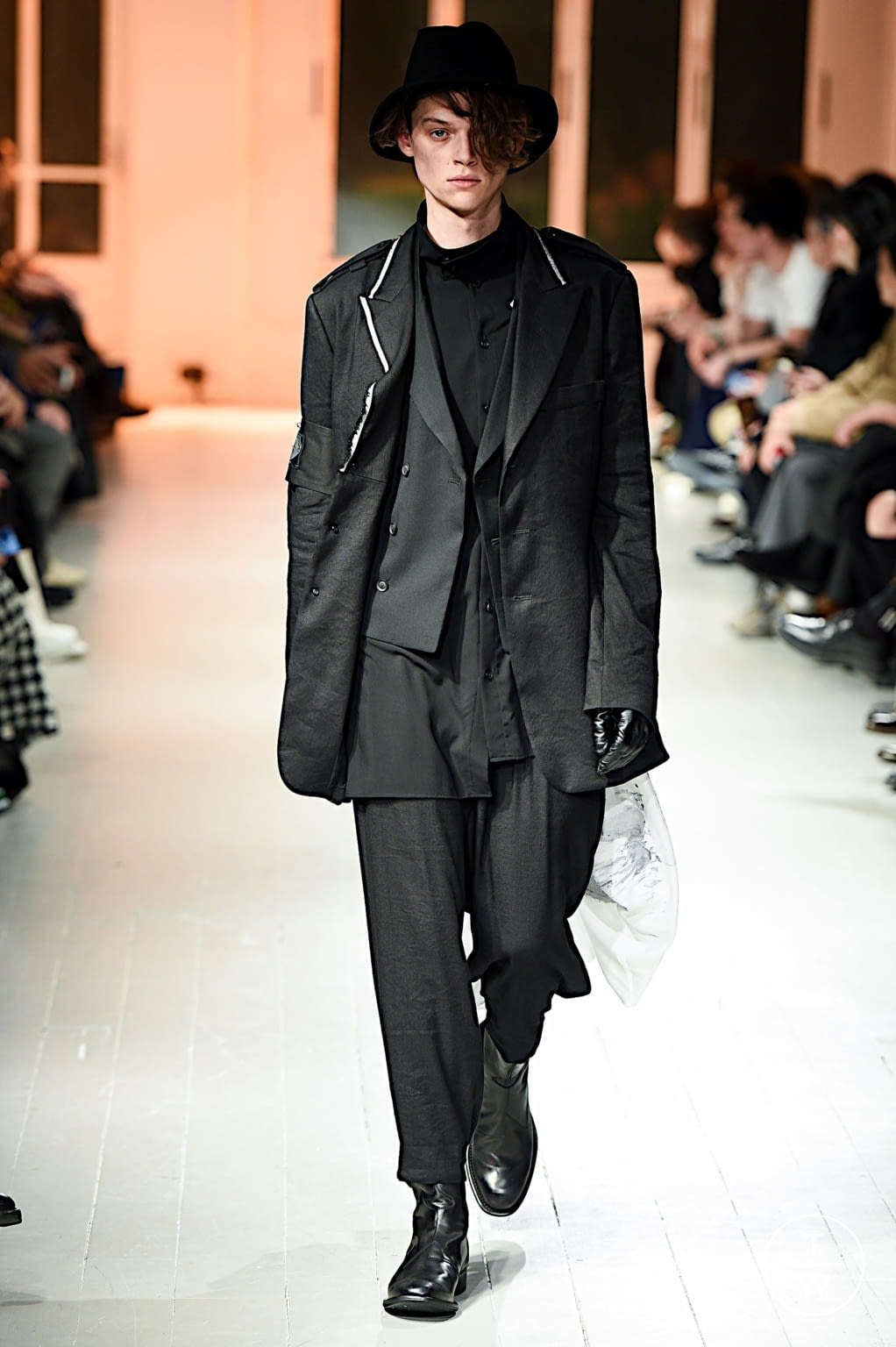 Fashion Week Paris Fall/Winter 2020 look 40 de la collection Yohji Yamamoto menswear
