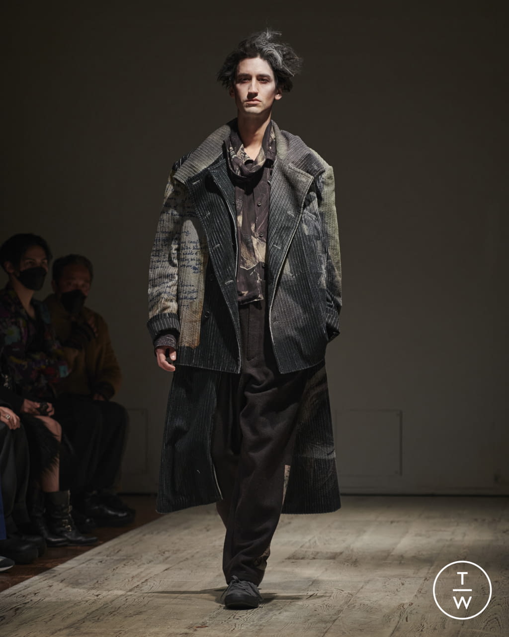 Fashion Week Paris Fall/Winter 2022 look 21 from the Yohji Yamamoto collection menswear