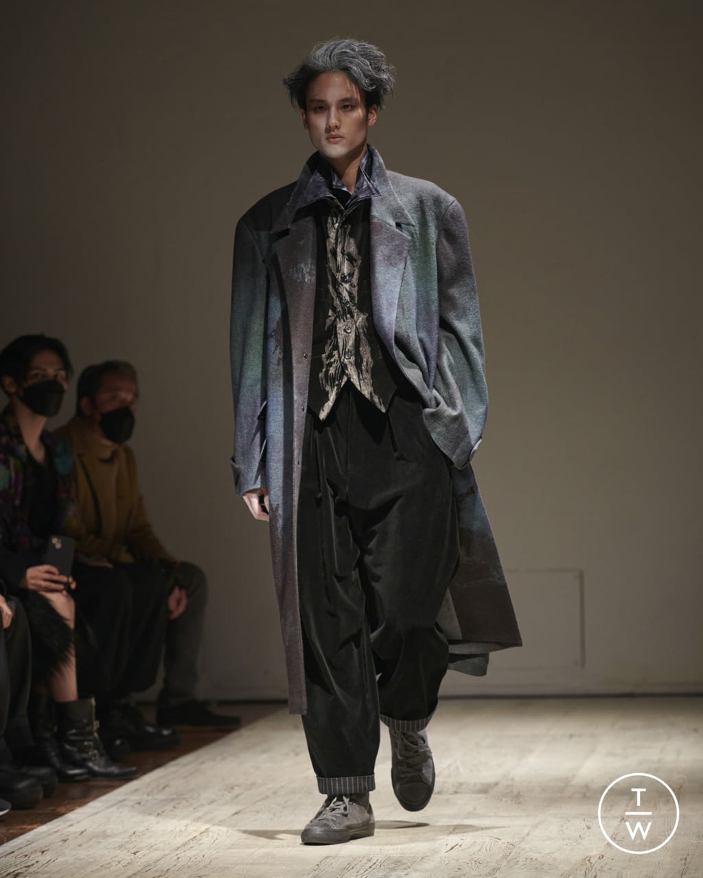 Fashion Week Paris Fall/Winter 2022 look 24 de la collection Yohji Yamamoto menswear