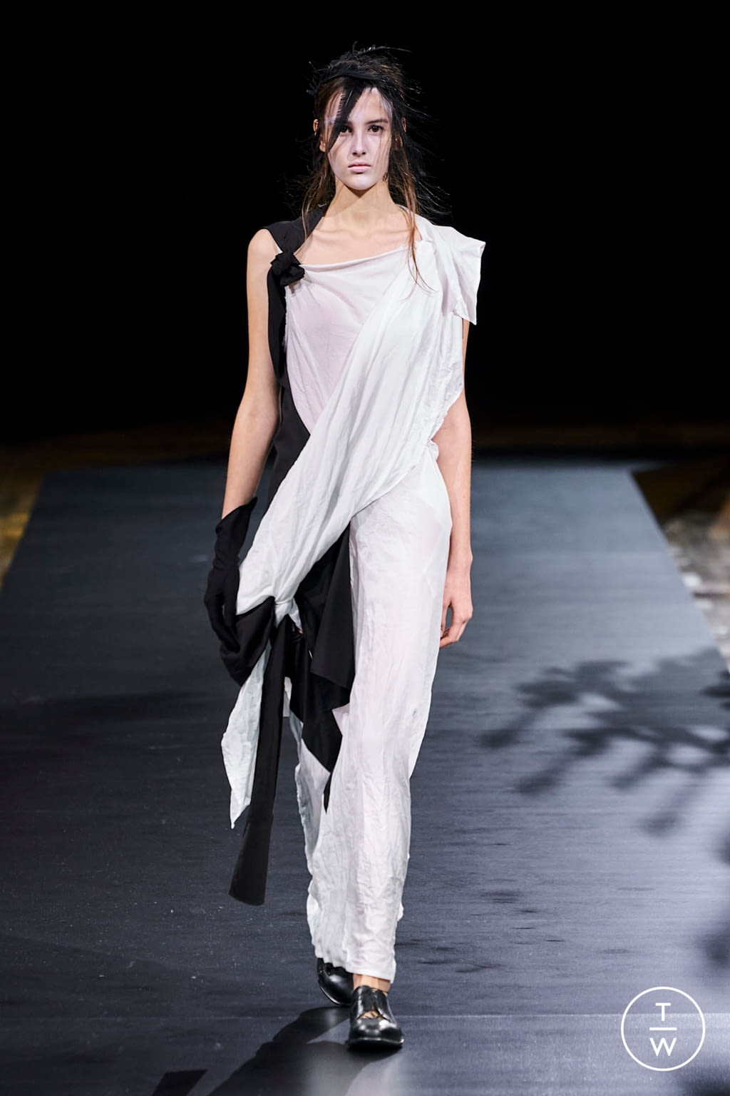 Fashion Week Paris Spring/Summer 2021 look 1 from the Yohji Yamamoto collection womenswear