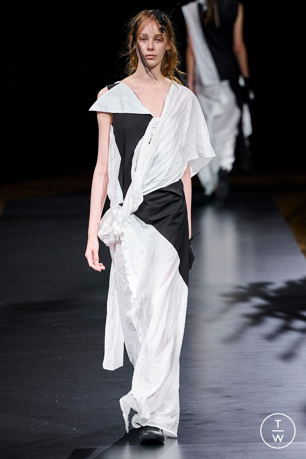 Fashion Week Paris Spring/Summer 2021 look 2 from the Yohji Yamamoto collection womenswear