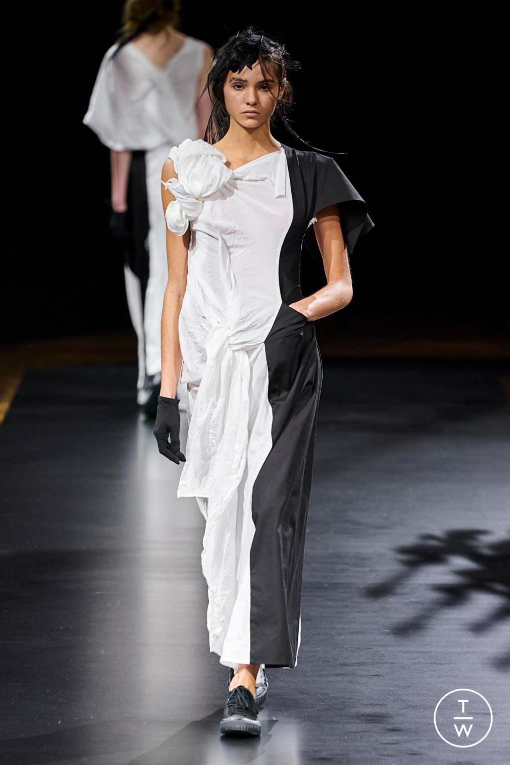 Fashion Week Paris Spring/Summer 2021 look 3 from the Yohji Yamamoto collection womenswear