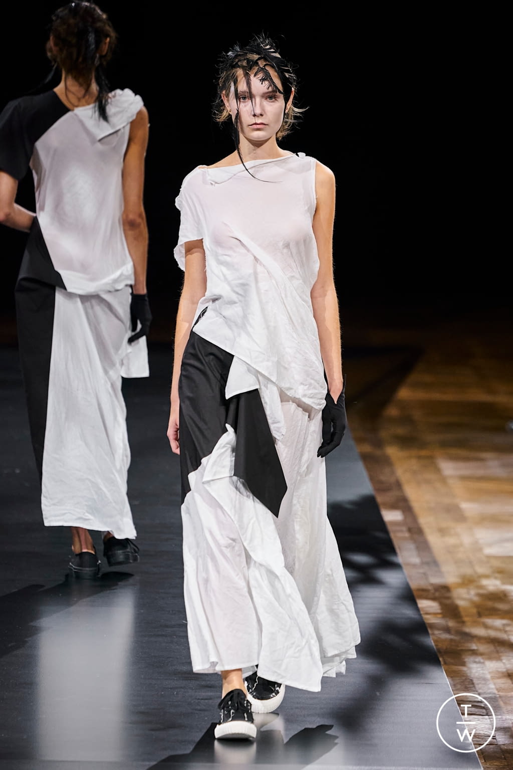 Fashion Week Paris Spring/Summer 2021 look 4 from the Yohji Yamamoto collection womenswear