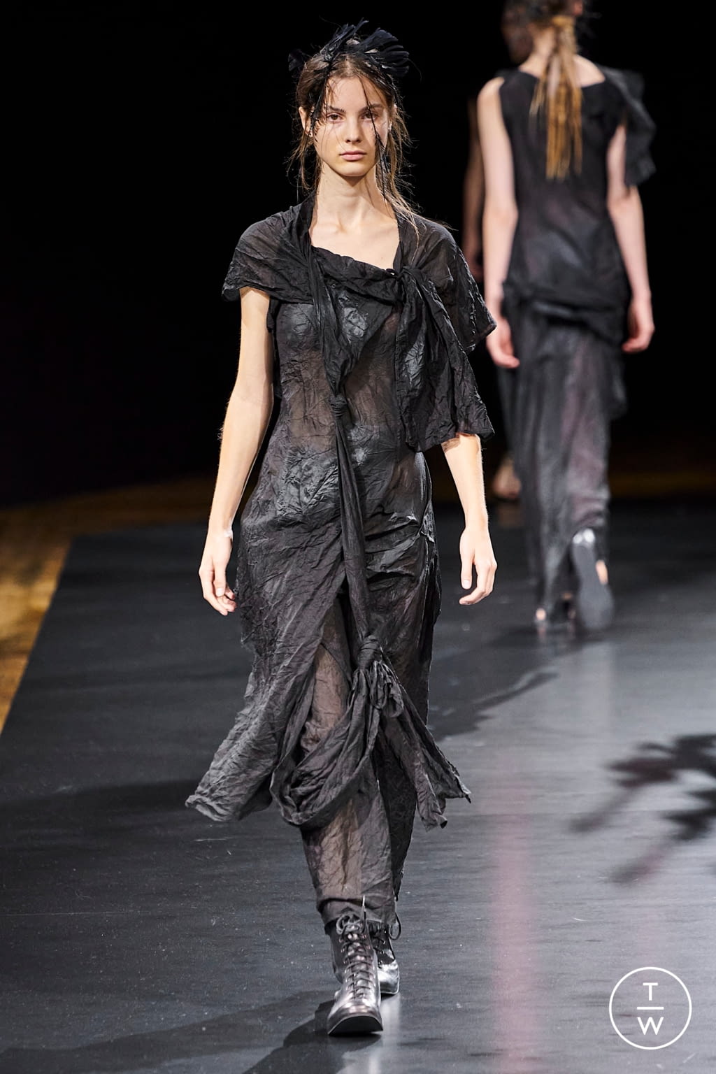 Fashion Week Paris Spring/Summer 2021 look 6 from the Yohji Yamamoto collection womenswear