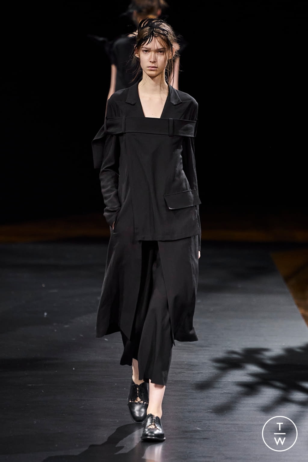 Fashion Week Paris Spring/Summer 2021 look 20 from the Yohji Yamamoto collection womenswear