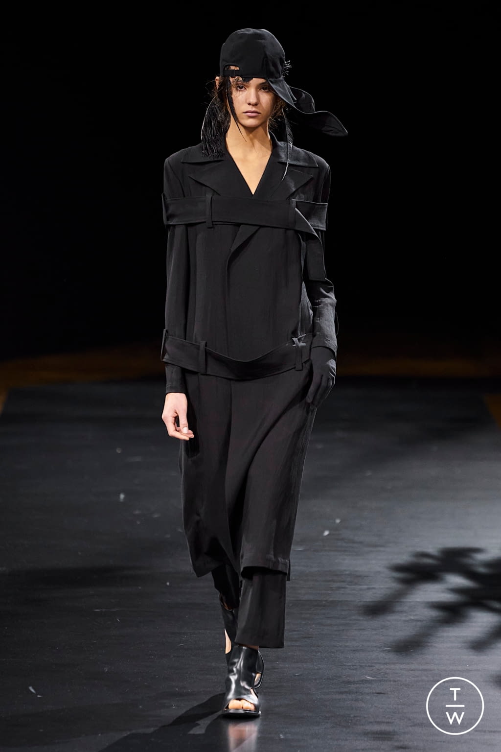 Fashion Week Paris Spring/Summer 2021 look 21 from the Yohji Yamamoto collection womenswear