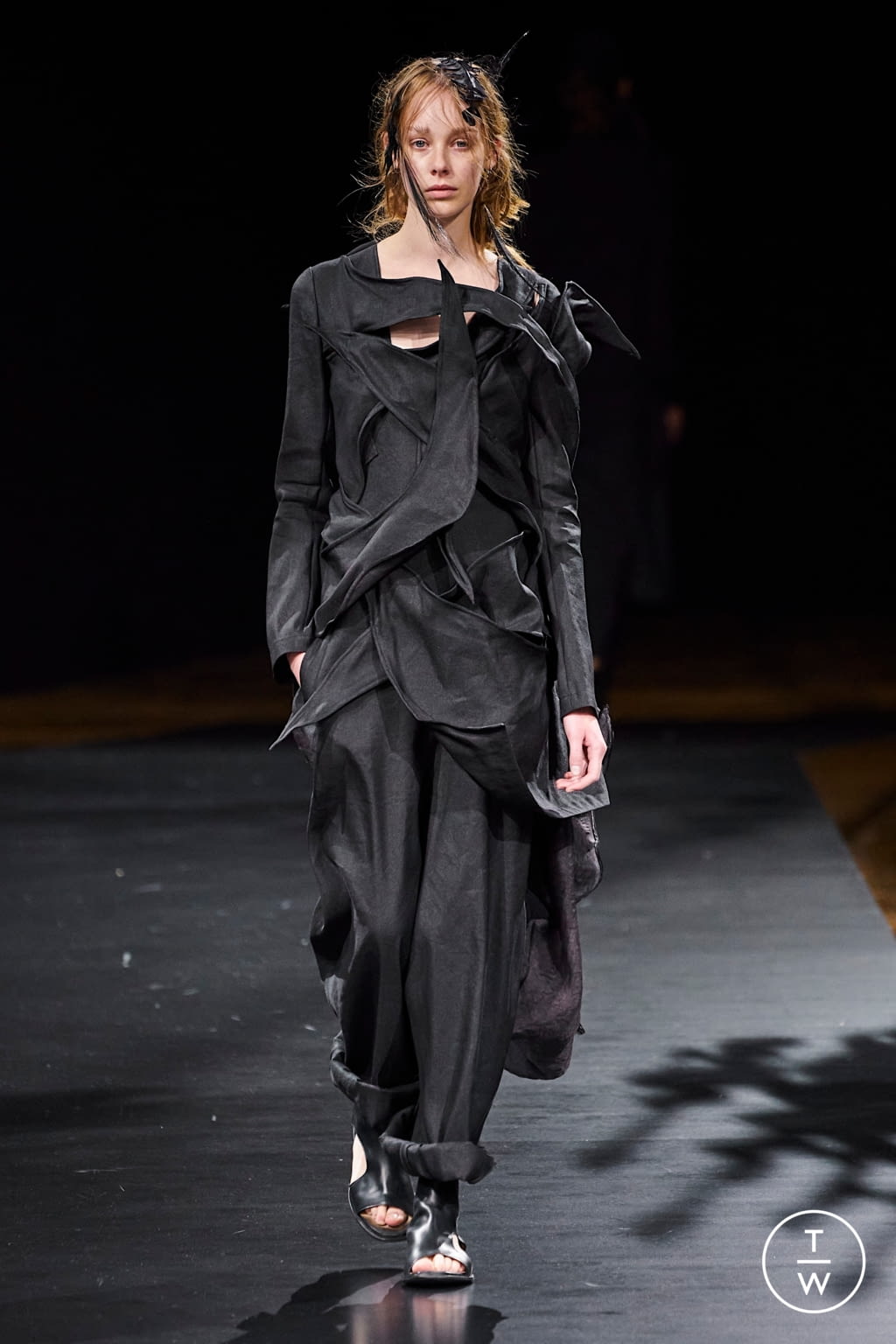 Fashion Week Paris Spring/Summer 2021 look 22 from the Yohji Yamamoto collection womenswear