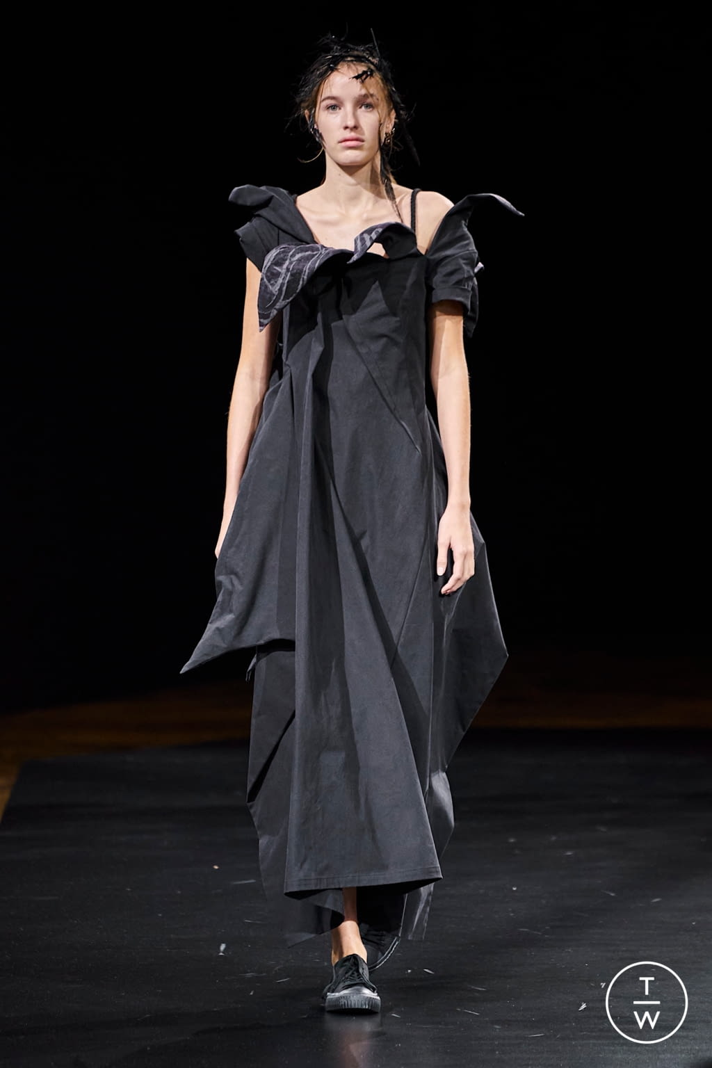 Fashion Week Paris Spring/Summer 2021 look 24 from the Yohji Yamamoto collection womenswear
