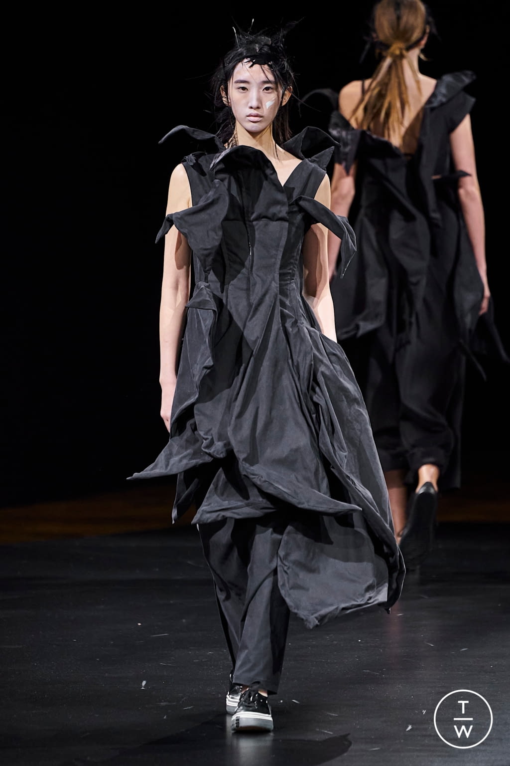 Fashion Week Paris Spring/Summer 2021 look 25 from the Yohji Yamamoto collection womenswear