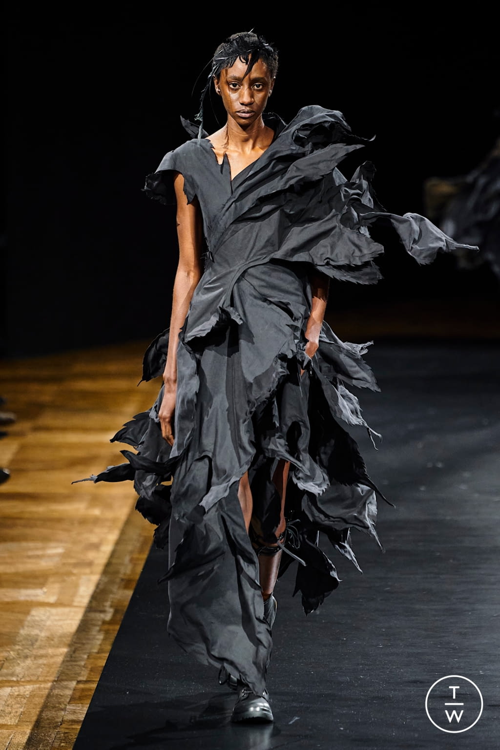 Fashion Week Paris Spring/Summer 2021 look 32 from the Yohji Yamamoto collection 女装