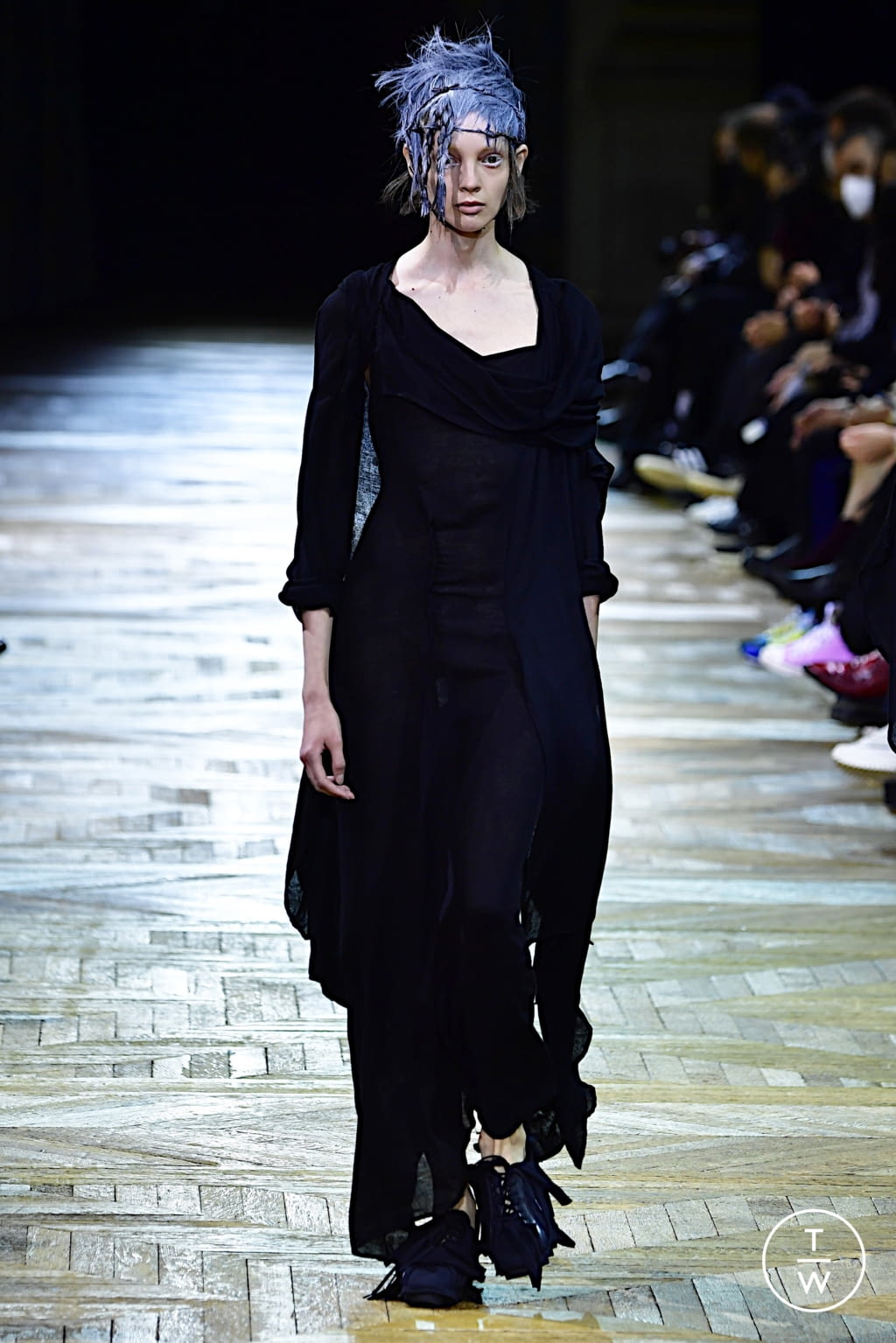Fashion Week Paris Spring/Summer 2022 look 2 from the Yohji Yamamoto collection womenswear