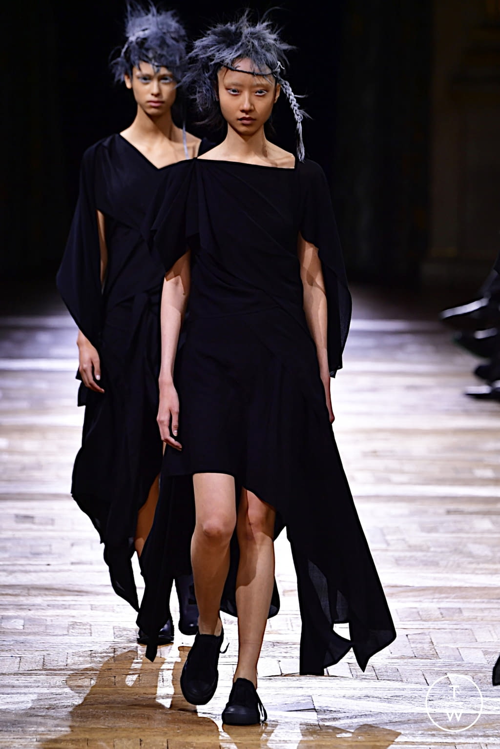 Fashion Week Paris Spring/Summer 2022 look 6 from the Yohji Yamamoto collection 女装