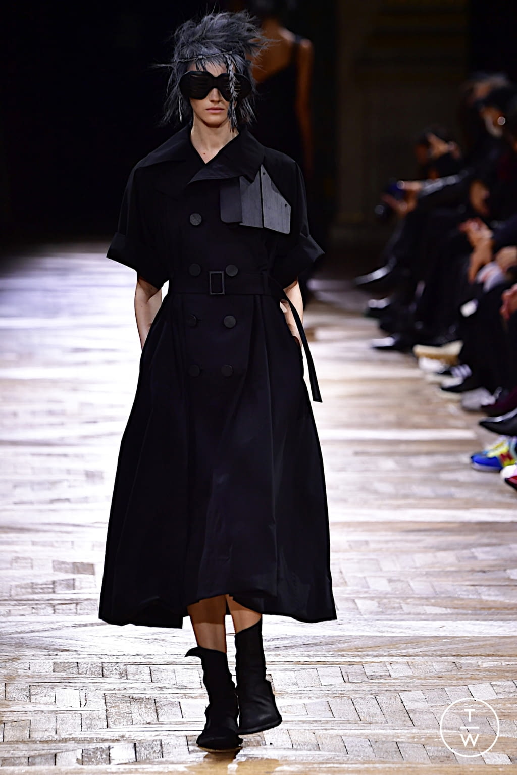 Fashion Week Paris Spring/Summer 2022 look 8 from the Yohji Yamamoto collection 女装