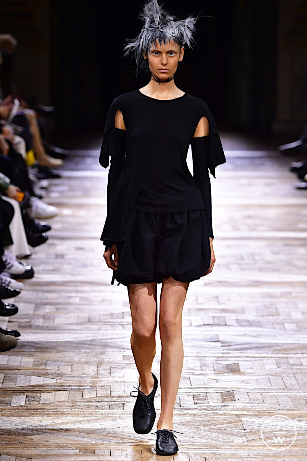 Fashion Week Paris Spring/Summer 2022 look 16 from the Yohji Yamamoto collection womenswear