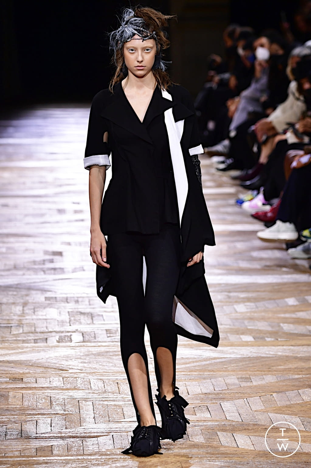 Fashion Week Paris Spring/Summer 2022 look 23 from the Yohji Yamamoto collection womenswear