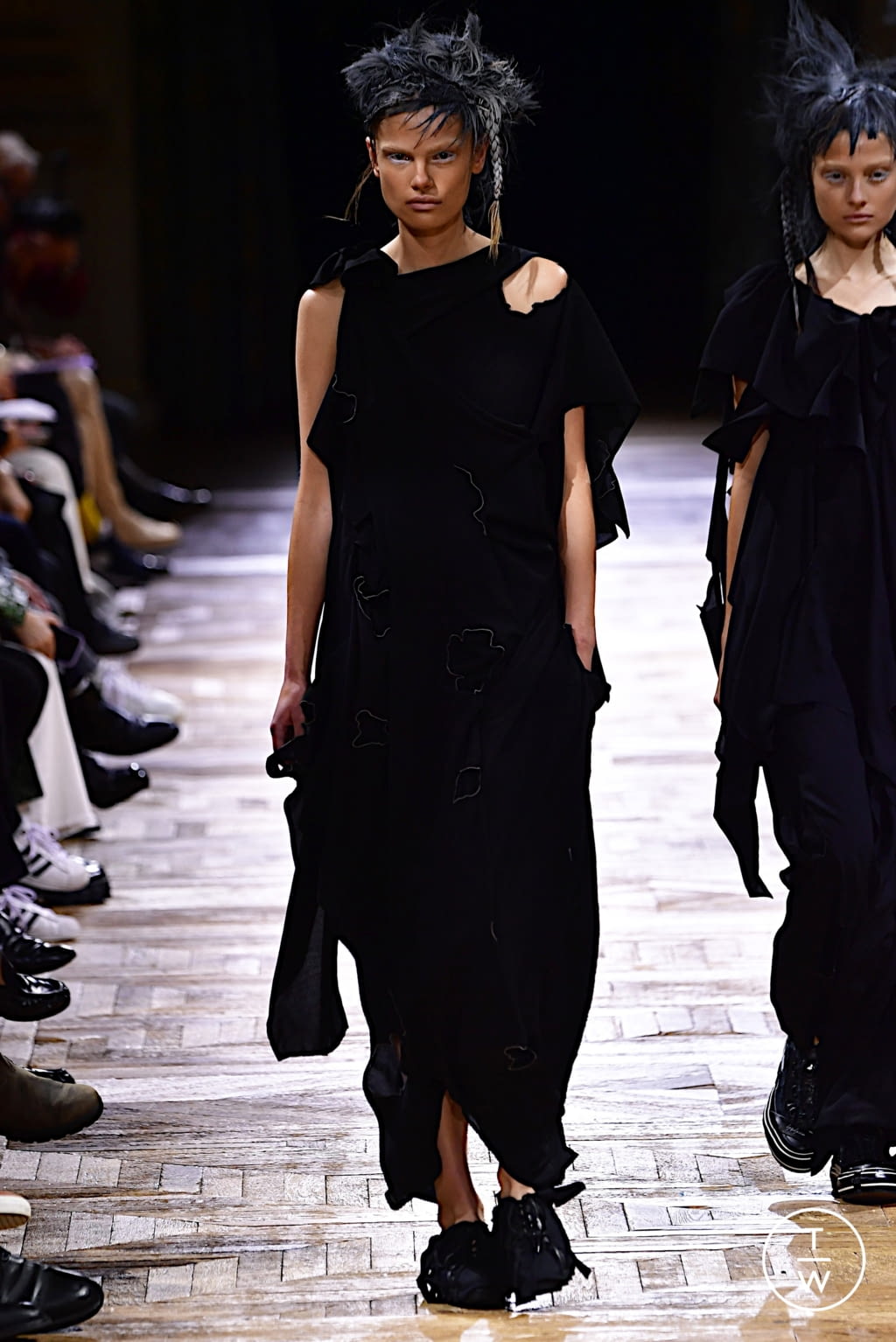 Fashion Week Paris Spring/Summer 2022 look 28 from the Yohji Yamamoto collection 女装