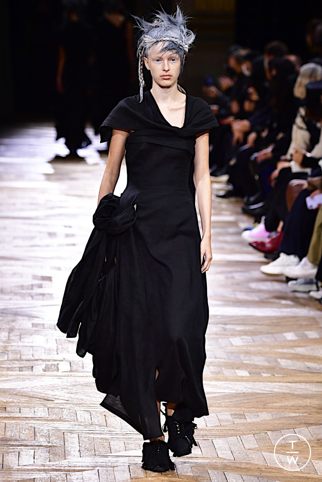 Fashion Week Paris Spring/Summer 2022 look 30 from the Yohji Yamamoto collection womenswear
