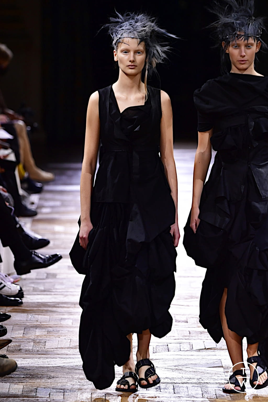 Fashion Week Paris Spring/Summer 2022 look 38 de la collection Yohji Yamamoto womenswear