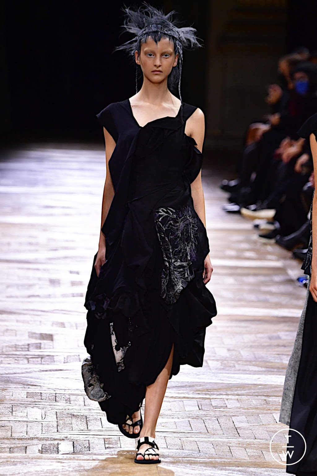 Fashion Week Paris Spring/Summer 2022 look 45 from the Yohji Yamamoto collection 女装