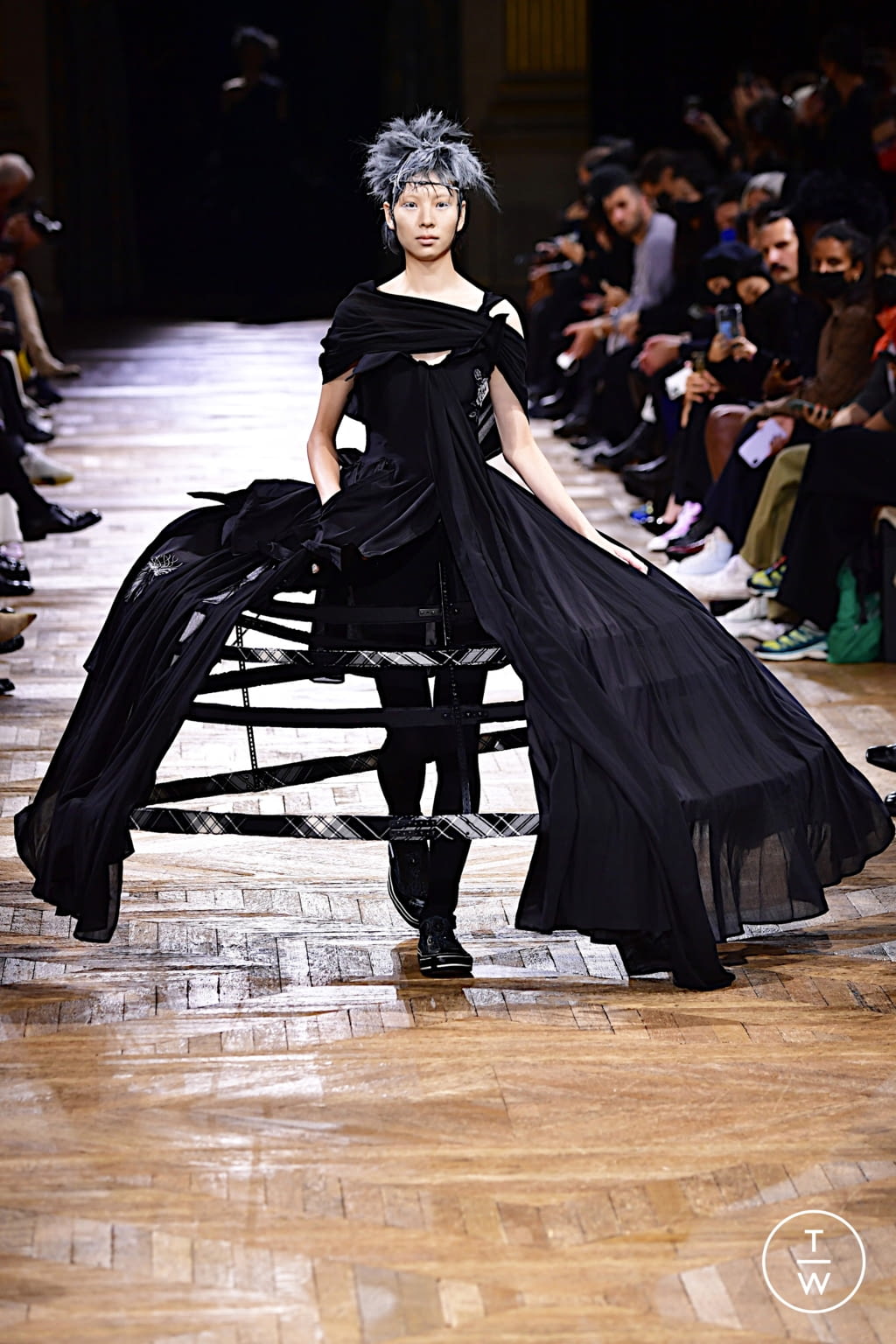 Fashion Week Paris Spring/Summer 2022 look 52 from the Yohji Yamamoto collection 女装