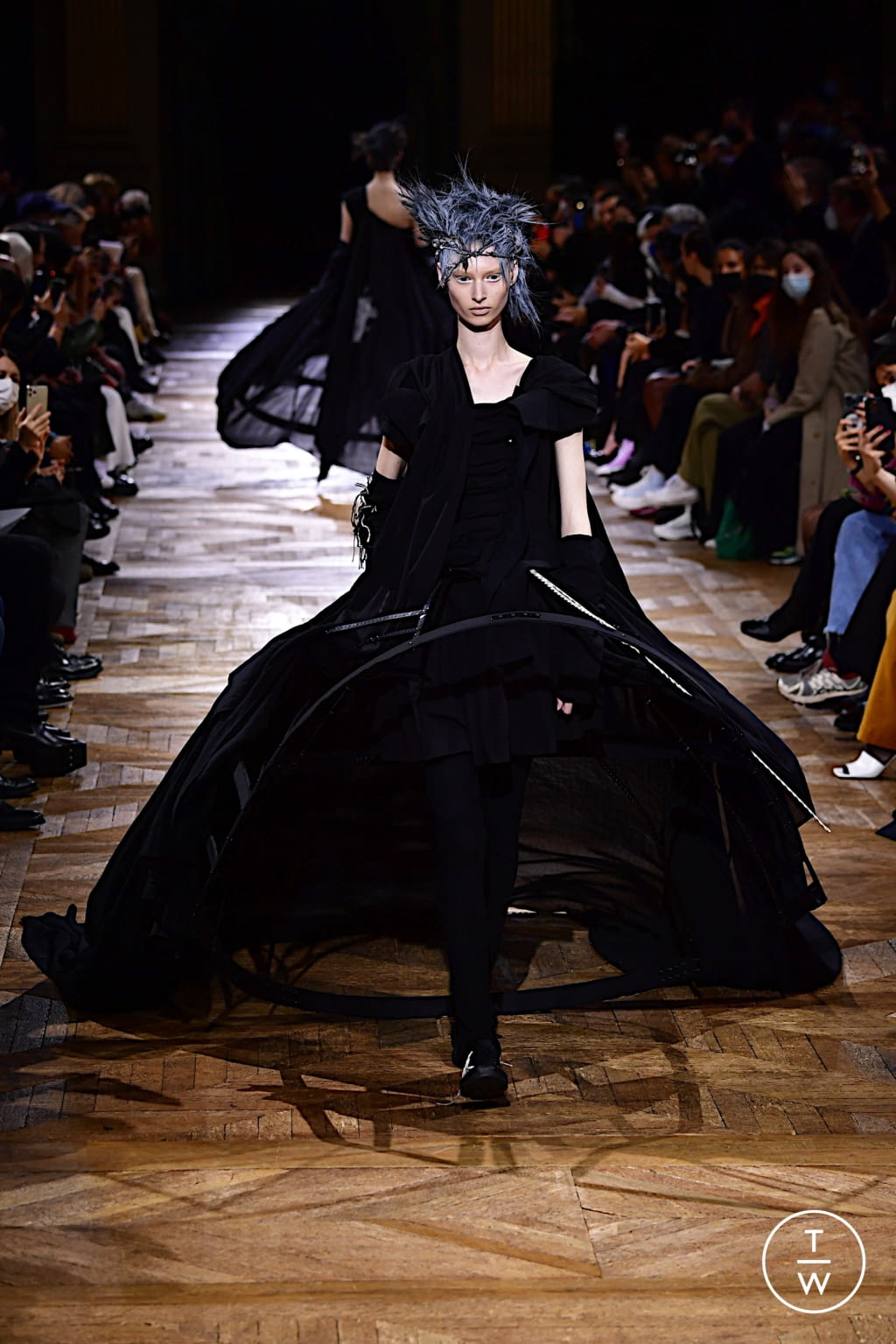 Fashion Week Paris Spring/Summer 2022 look 55 from the Yohji Yamamoto collection 女装
